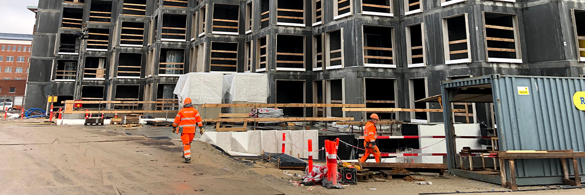 Håndværkere arbejder på et projektcertificeret DGNB-byggeri, hvor de sørger for at genanvende byggematerialerne bedst muligt. 