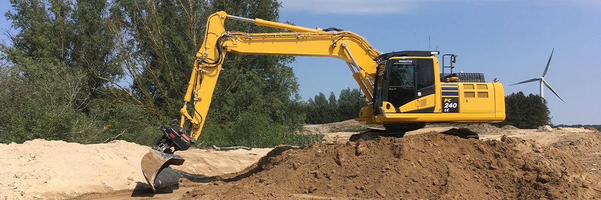 Gravko, udlejningsmaskine hos STARK der kører på el, er i gang med at grave ud til et projektcertificeret byggeri.